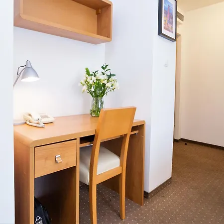 - Wilanow Aparthotel 3*